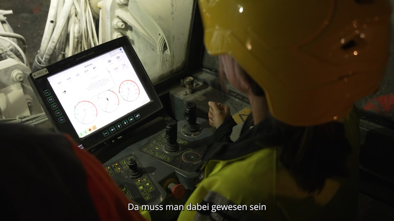 Maschinenführerin im Tunnelbau bei BeMo Tunneling