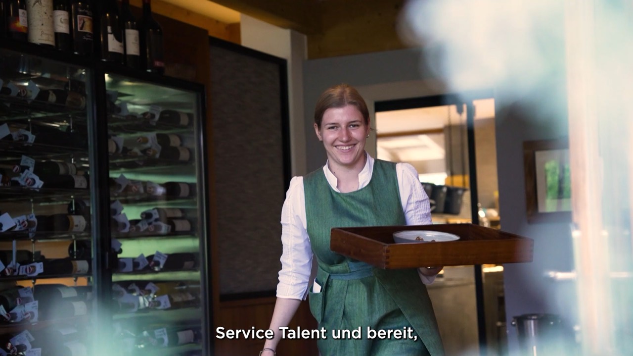 Servicemitarbeiterin im Hotel die Forelle